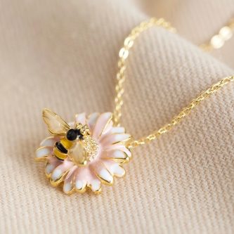 bee and daisy pendant necklace in gold o21a3100 900x900